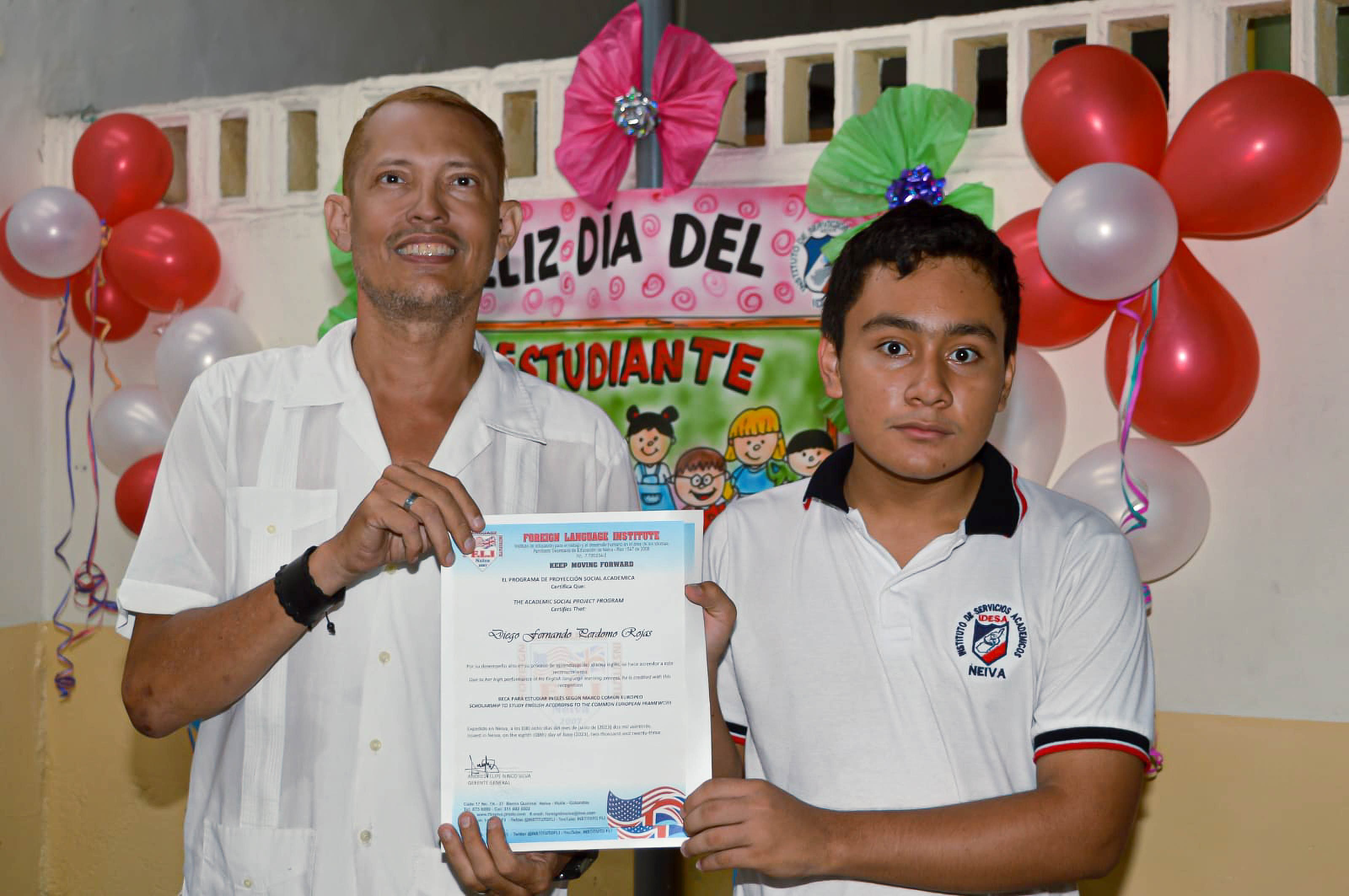 ¡Abriendo puertas al futuro para nuestros estudiantes con nuestras becas de inglés! - Imagen 1