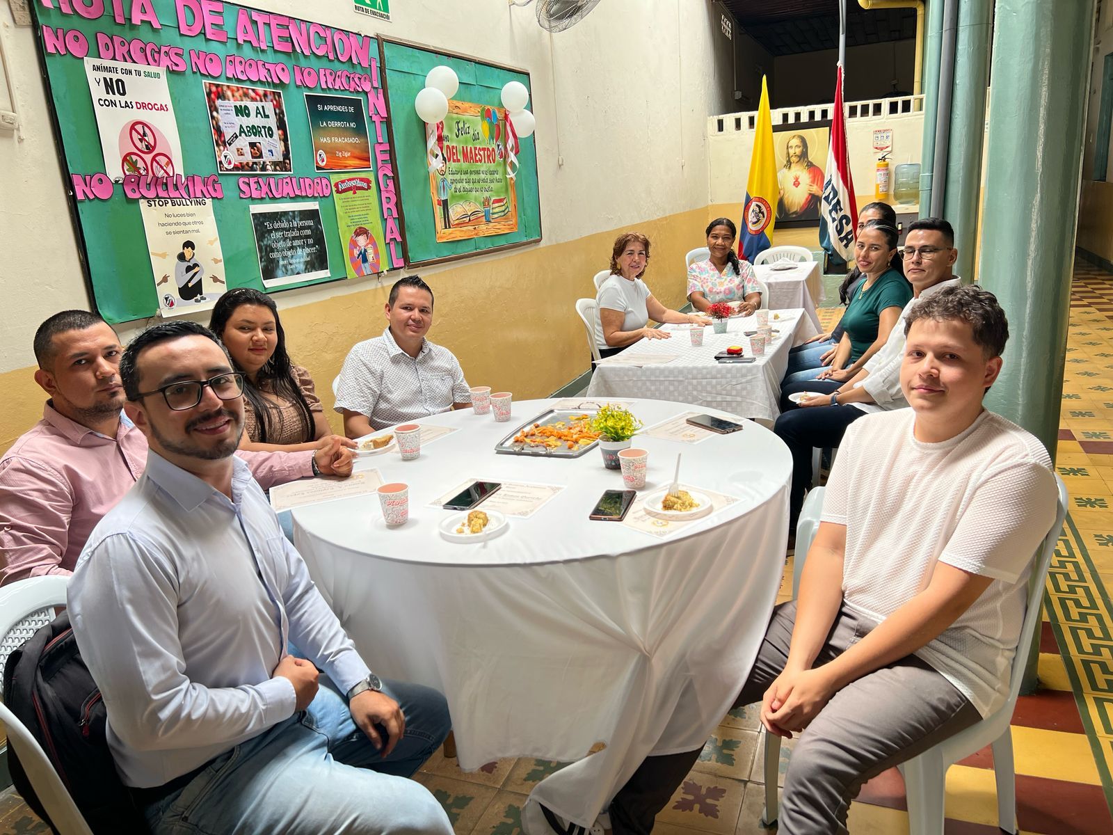 ¡Feliz Día del Maestro! 👨‍🏫👩‍🏫 - Imagen 1