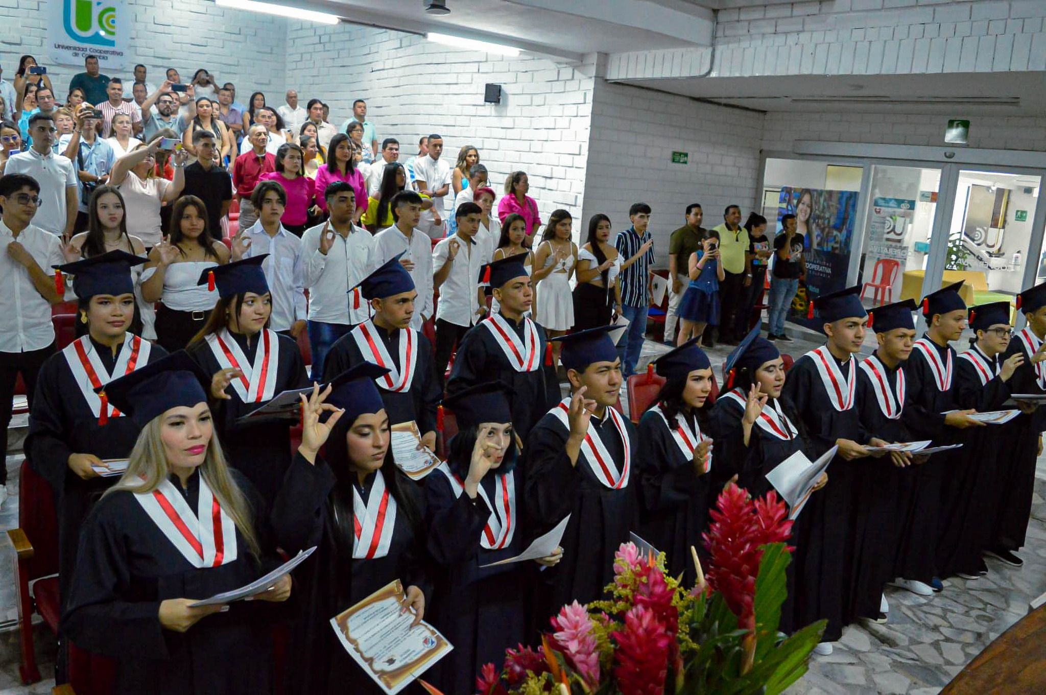 ¡Felicitaciones a nuestros graduados de bachillerato básico y bachillerato académico! - Imagen 3