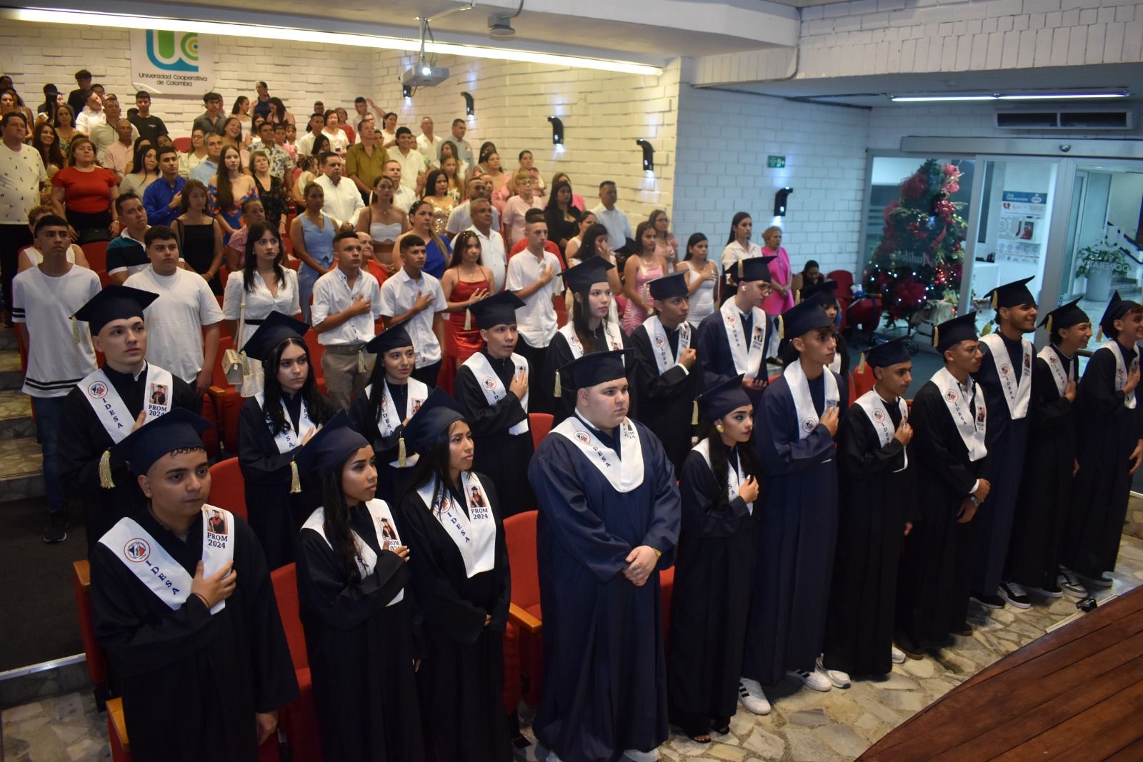 Felicitamos a nuestros brillantes graduados del Bachillerato Básico y Académico, promoción 2024, del Colegio IDESA. - Imagen 5