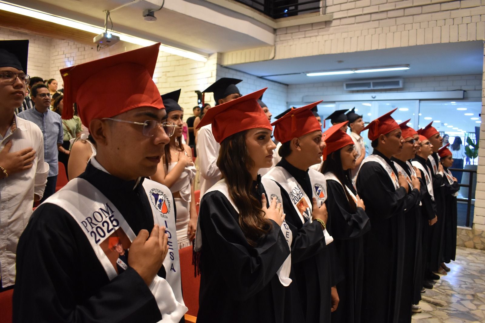 ¡Felicitaciones a nuestros Graduados IDESISTAS! 🎓✨ - Imagen 5