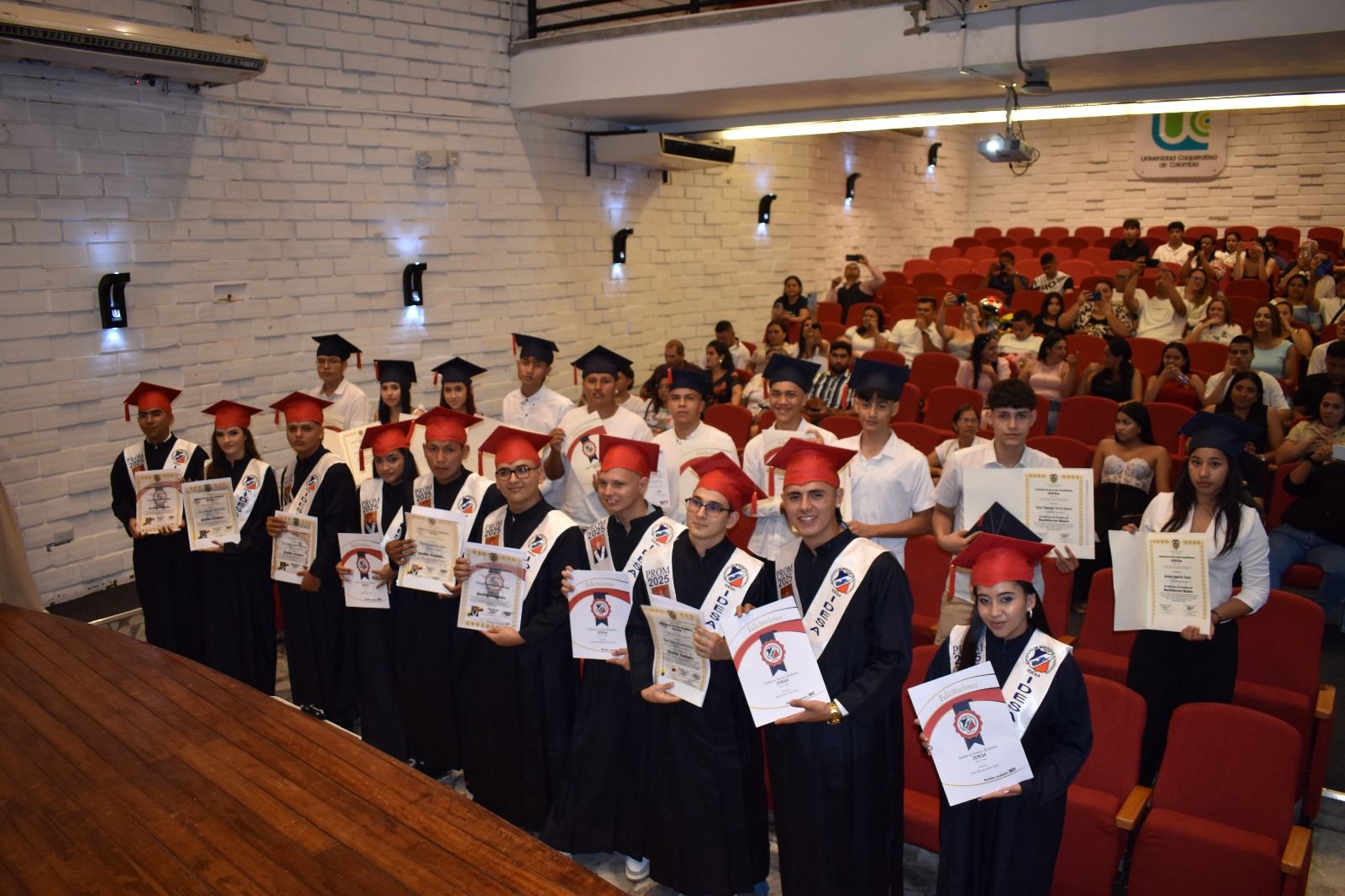 ¡Felicitaciones a nuestros Graduados IDESISTAS! 🎓✨ - Imagen 8